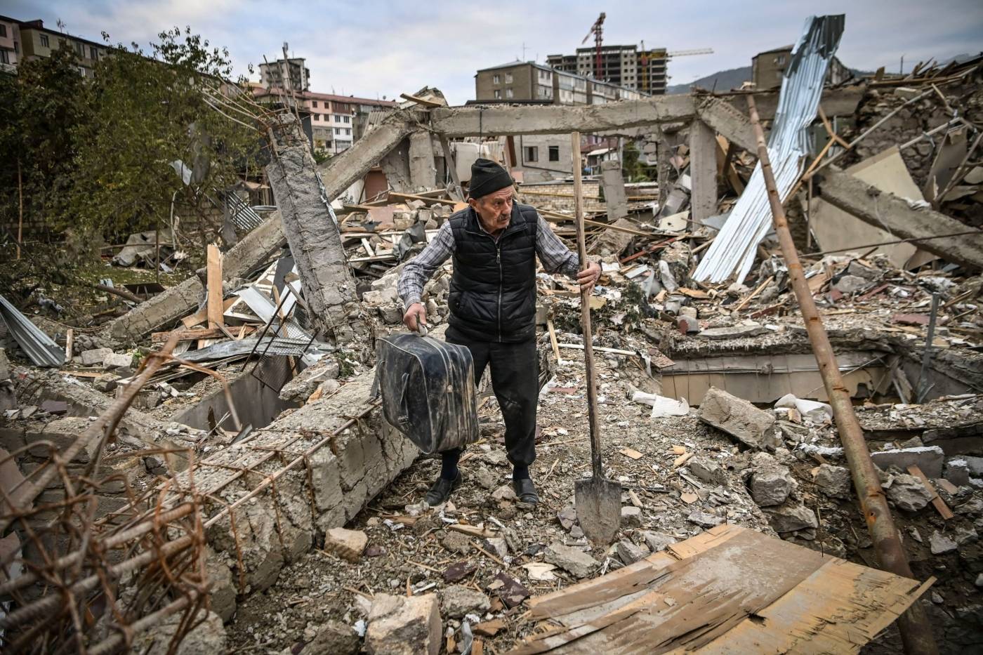 Delar av staden Stepanakert i Nagorno-Karabach ligger i ruiner efter krigföring mellan Armenien och Azerbajdzjan 2020. Foto: Aris Messinis/AFP/NTB.